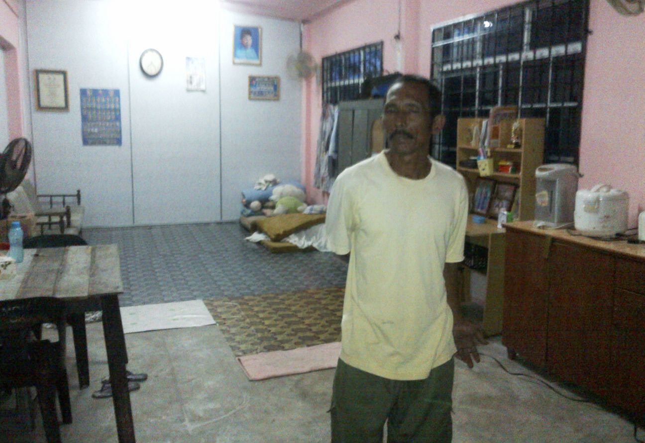 Alias ‘Menjadi Pelarian’ Di Tanah Air Sendiri, Terpaksa Menumpang Hidup Di Balai Raya http://www.buletinonline.net/images/stories/aberita14/alias%20muda.jpg